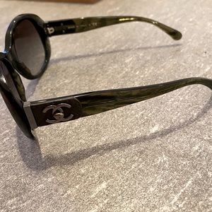 Auth Chanel quilted green black sunglasses w/ case